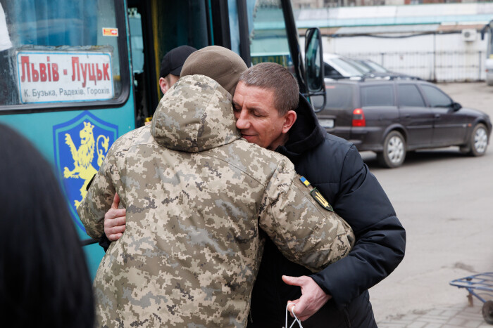 Луцьк зустрів ще чотирьох звільнених з полону військовослужбовців