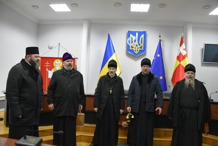 У міській раді звучали колядки і щедрівки у виконанні священнослужителів Свято -Троїцького кафедрального собору 