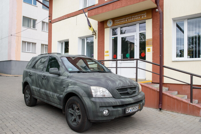 Медпрацівники Центру реабілітації військових придбали автомобіль для потреб ЗСУ