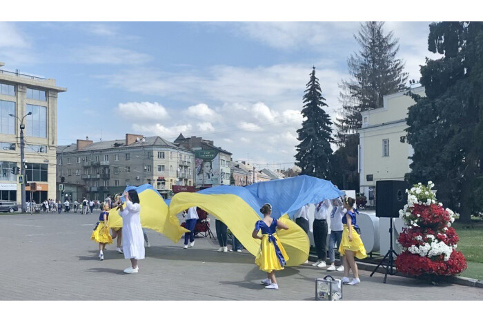 На Театральному майдані Луцька відбулася патріотична акція