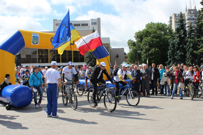 Більше півтисячі лучан проїхали на велосипедах та пробігли вулицями міста