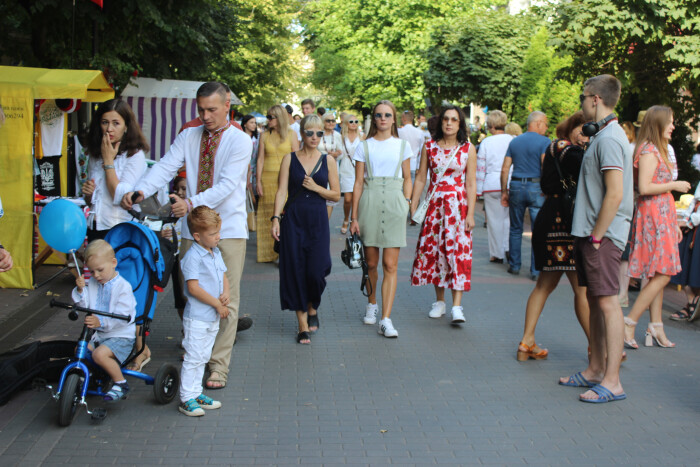 “Мистецька вулиця” та розваги у Центральному парку: у Луцьку триває святкування Дня Незалежності