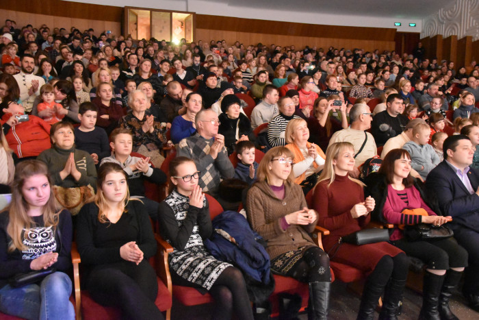 280 сімей, що виховують дітей з інвалідністю, отримали подарунки до свят