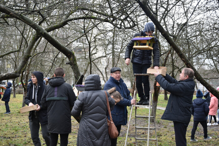 В одній із луцьких шкіл з’явилися різдвяні будиночки для птахів