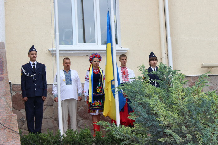 Біля міської ради відбулася урочиста церемонія підняття Державного Прапора України 