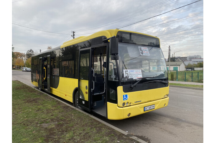 На міський маршрут № 5 замість “Богданів” виїхали  автобуси великої пасажиромісткості  VDL