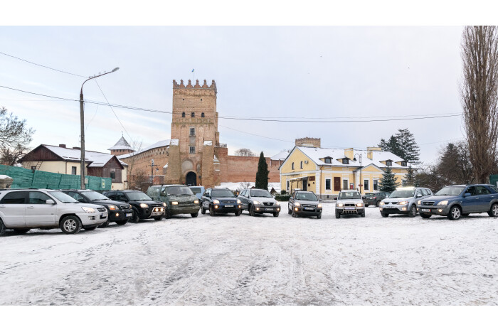 За кошти працівників міської ради придбано 10 автомобілів для військових 