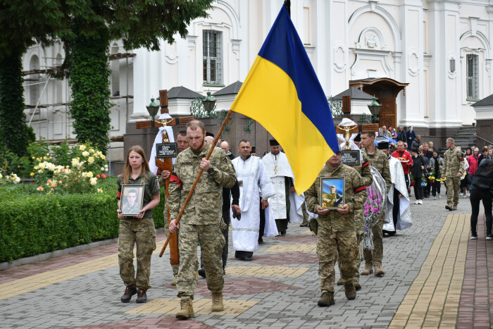 «Герої не вмирають! Вони живуть у наших серцях вічно»: у Луцьку попрощалися з двома військовослужбовцями