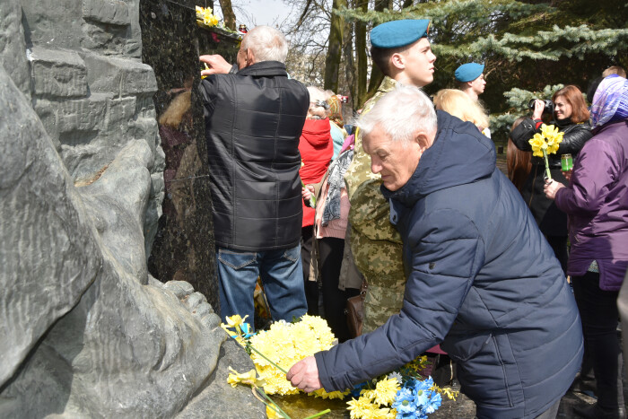 У Луцьку поклали квіти та помолилися біля стели «Жертвам нацизму»