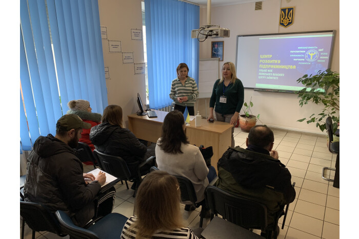  Про можливість отримання грантової допомоги для бізнесу спілкувалися на семінарі з пошукачами роботи у Центрі розвитку підприємництва