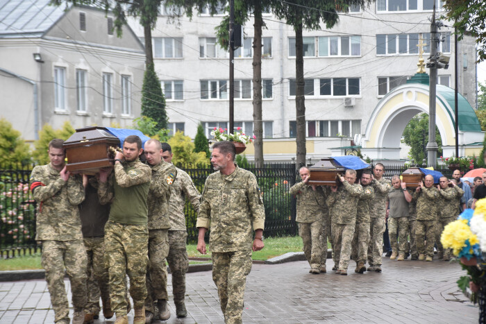 Лучани провели в останню дорогу Героїв Івана Бондарука, Сергія Доценка та Геннадія Сижука