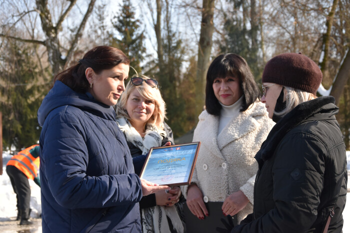 Заступник міського голови Ірина Чебелюк вручила відзнаки учасникам пленеру “Снігова скульптура”