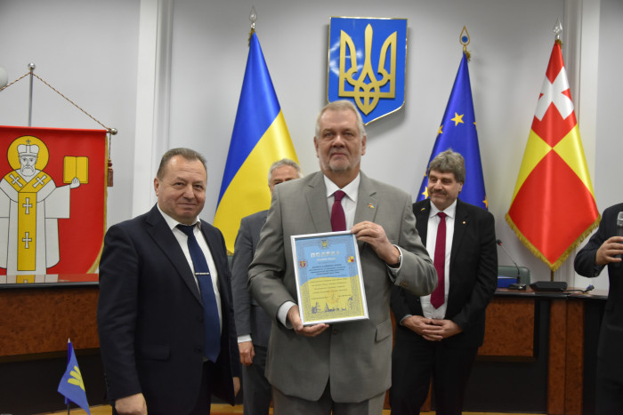 Позачергову сесію міської ради розпочали із вручення відзнак гостям із Краю Ліппе