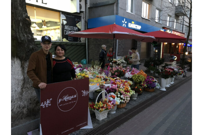 Звуки традиційних етнічних мотивів, великодні забави для дітей, ярмарок та святкова торгівля