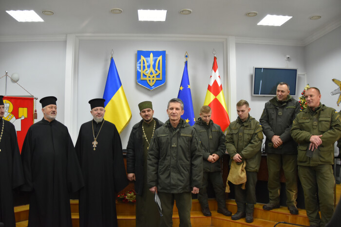 У міській раді звучали колядки у виконанні військових Національної гвардії та священнослужителів Свято-Троїцького кафедрального собору 