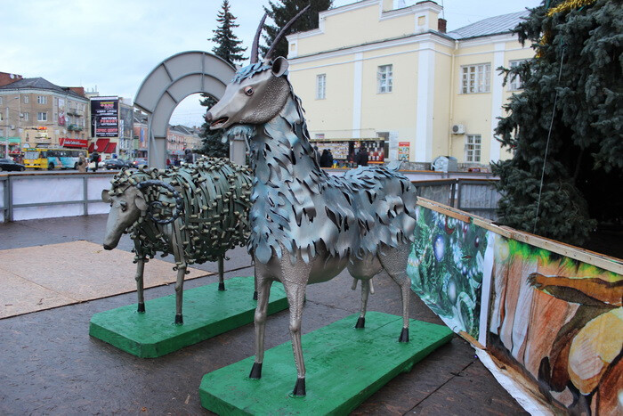 Символи 2015 року зайняли почесне місце біля головної новорічної ялинки