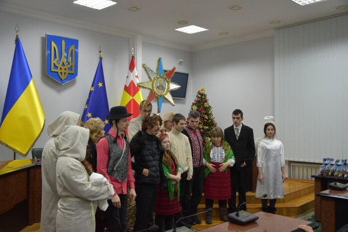 Вихованці ГО «Джерело життя» привітали працівників Луцької міської ради із святами