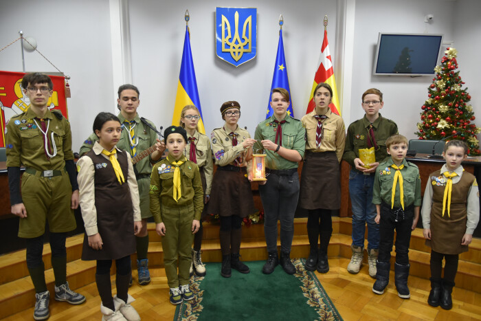 У Луцькій міській раді запалав Вифлеємський вогонь миру