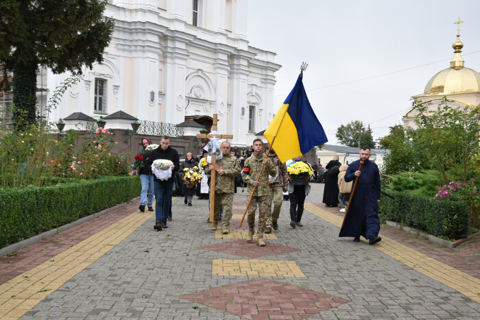 Луцьк попрощався із загиблим Героєм Андрієм Савчуком 