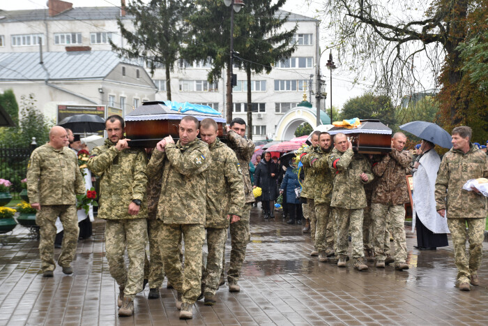 Лучани провели в останню дорогу Героїв Олексія Мельничука та Віталія Котельнікова